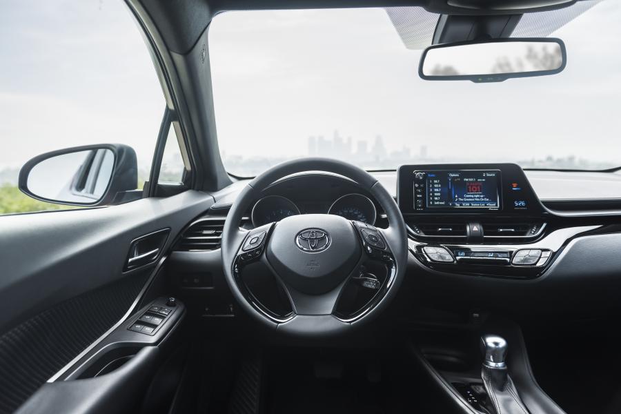 Панель приборов Toyota C-HR 2017 года  (NA) (фото 8 из 44)